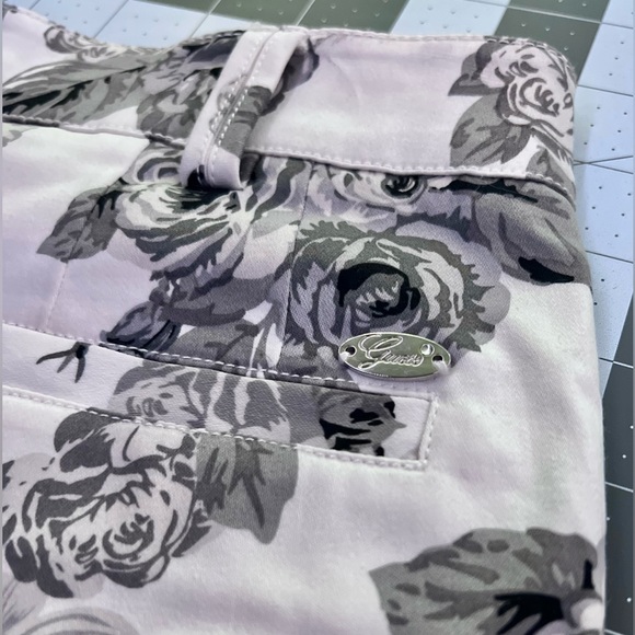 Guess Shorts, Women’s 25, white with grayscale flower print, NWT - Picture 6 of 6